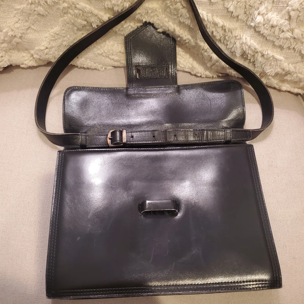 Yves Saint Laurent Black Leather Handbag - Picture 6 of 14